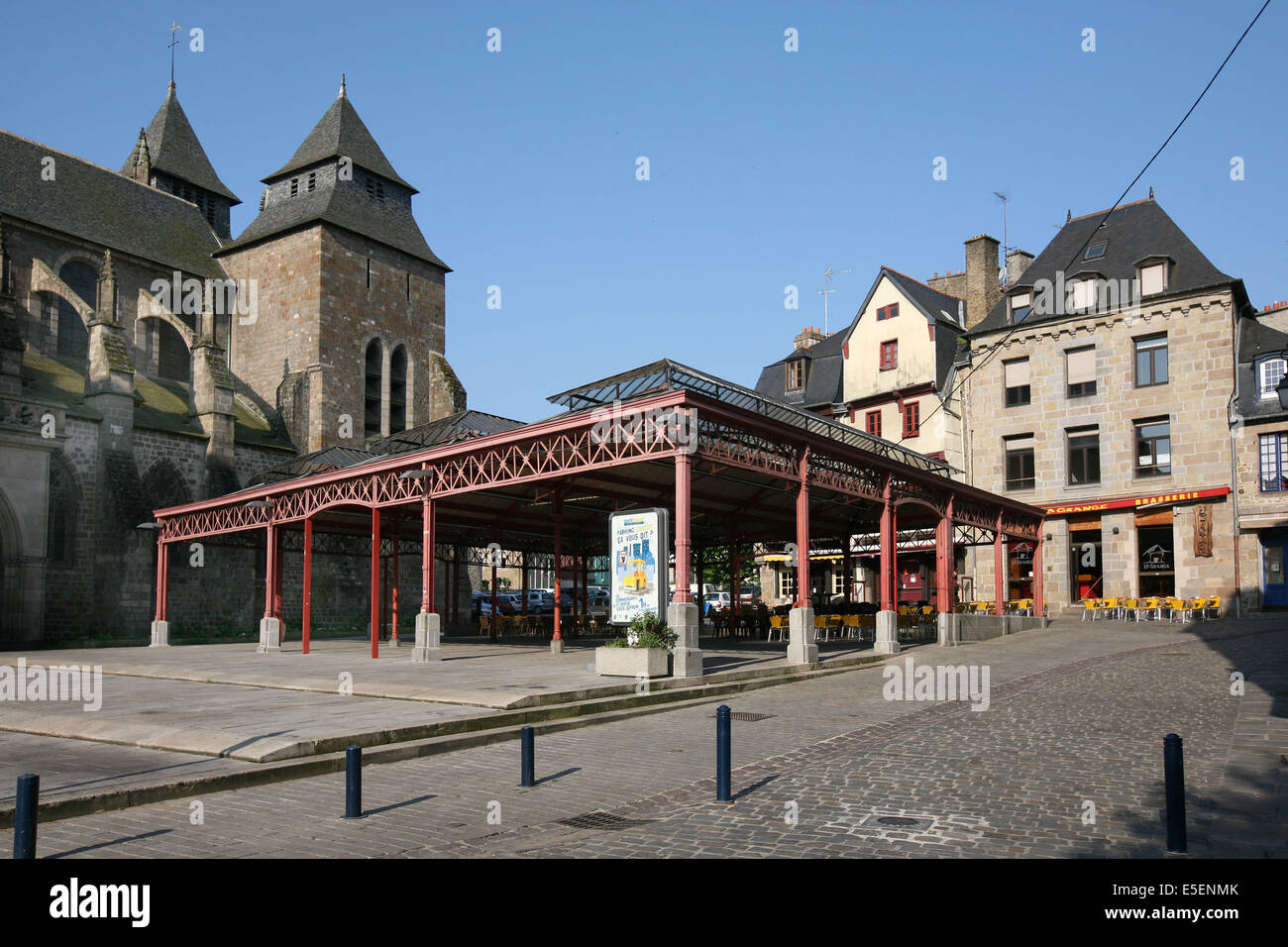 Les Plus Beaux Marchés Des Cotes D armor France, Bretagne, côtes d'armure, saint brieuc, vieux saint brieuc, place du  martray, halle du marche, cathédrale notre dame Photo Stock - Alamy