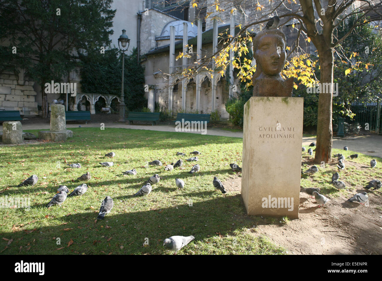 France, paris 6 e, saint Germain des Prés, place laurent prache, poste de Dora Maar par Picasso 'la poesie', pigeons Banque D'Images