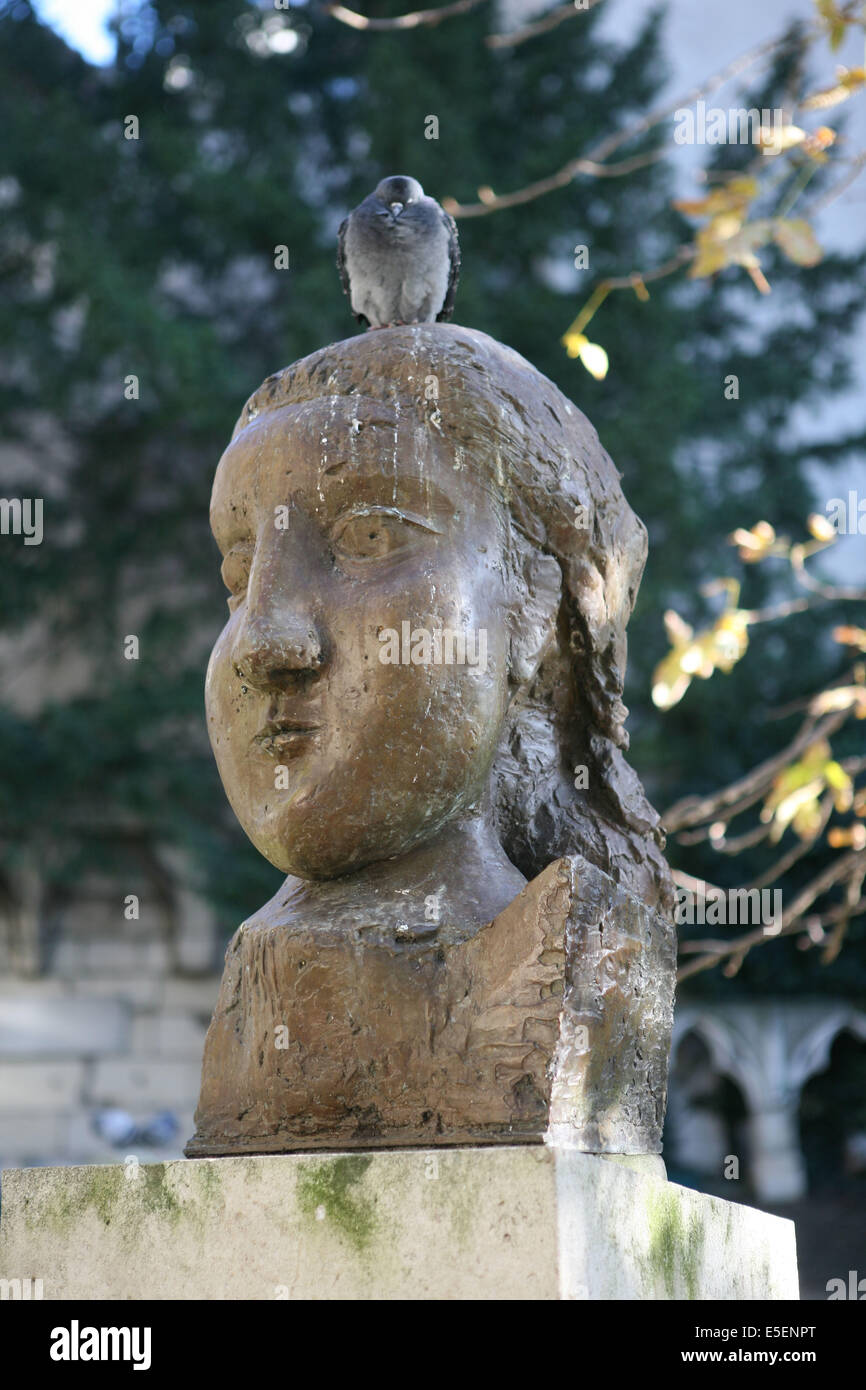 France, paris 6 e, saint Germain des Prés, place laurent prache, poste de Dora Maar par Picasso 'la poesie', pigeons Banque D'Images