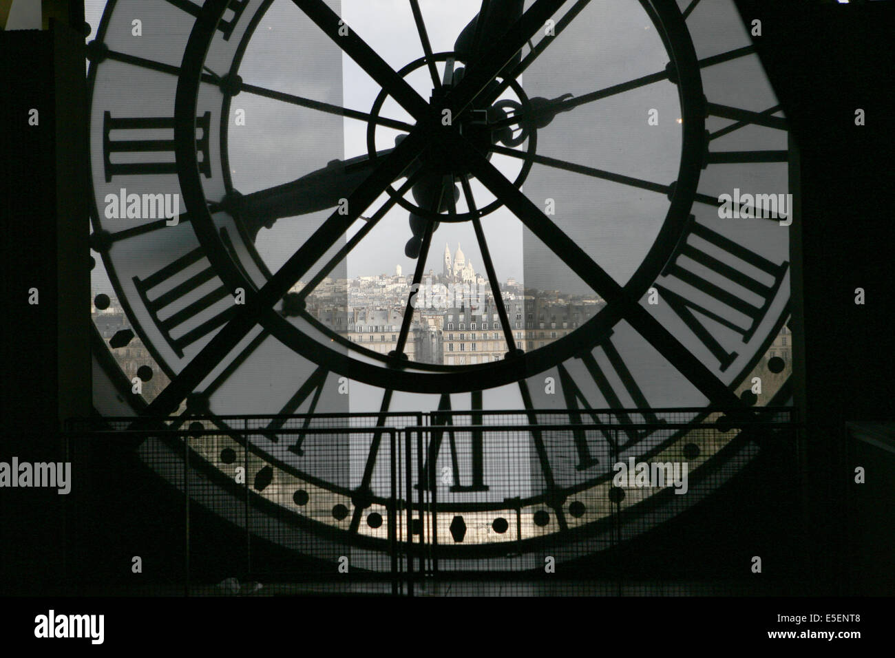 France, paris 7 - musée d'Orsay - quai Anatole france, vue sur le sacré-cœur, horloge, Banque D'Images