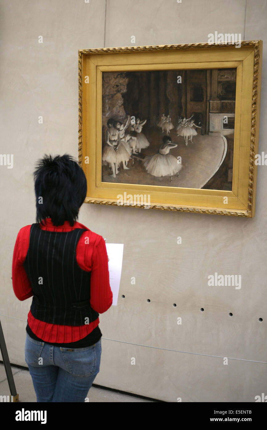 France, paris 7 e, musée d'Orsay, quai Anatole france, visiteuse japonaise devant une étoile de degas, Banque D'Images