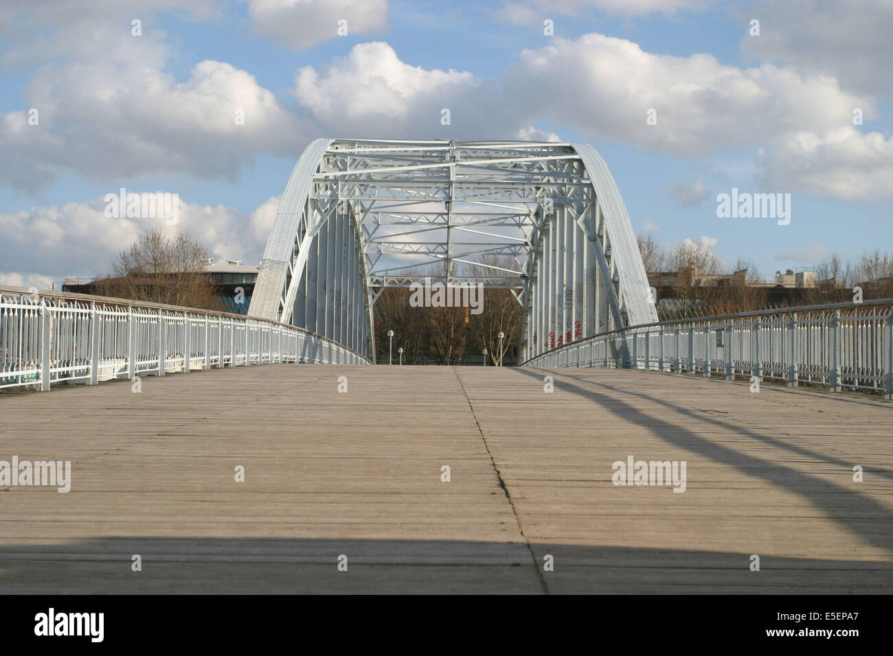 France, paris 16, passerelle, pont métallisé, sol en bois, ciel nuageux, Banque D'Images