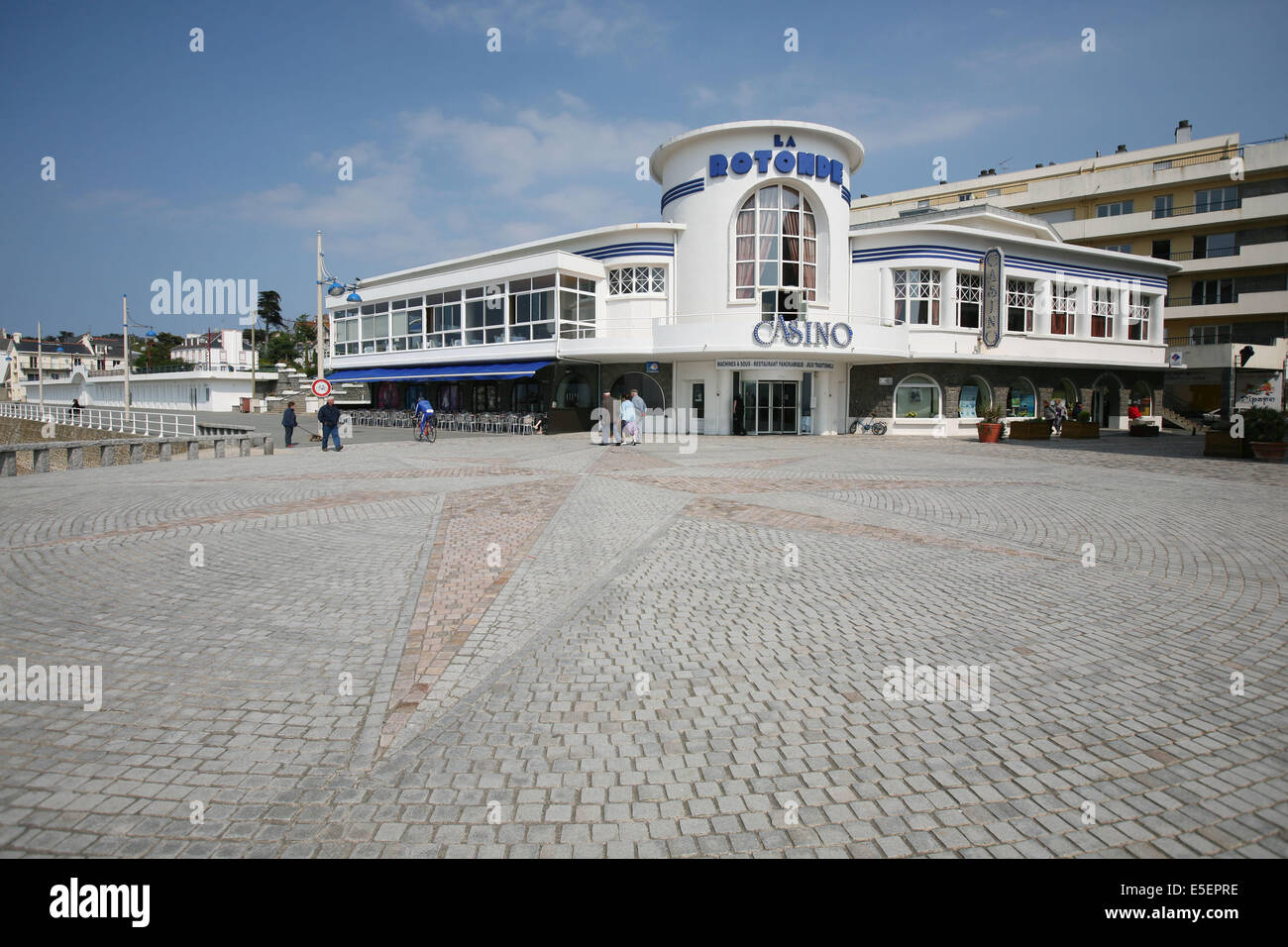 France, Bretagne, côtes d'armure, Pleneuf val-andre, la grande plage du val andre, casino, paves, motif rose des vents au sol, Banque D'Images