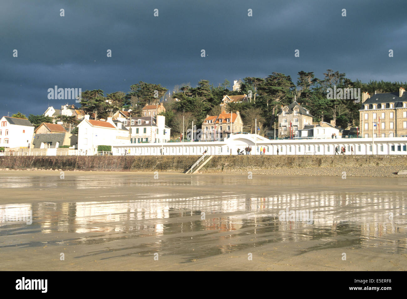 France, Bretagne, côtes d'armure, cote d'emeraude, lèeuf val andre, plage par temps d'orage, maree basse, Banque D'Images