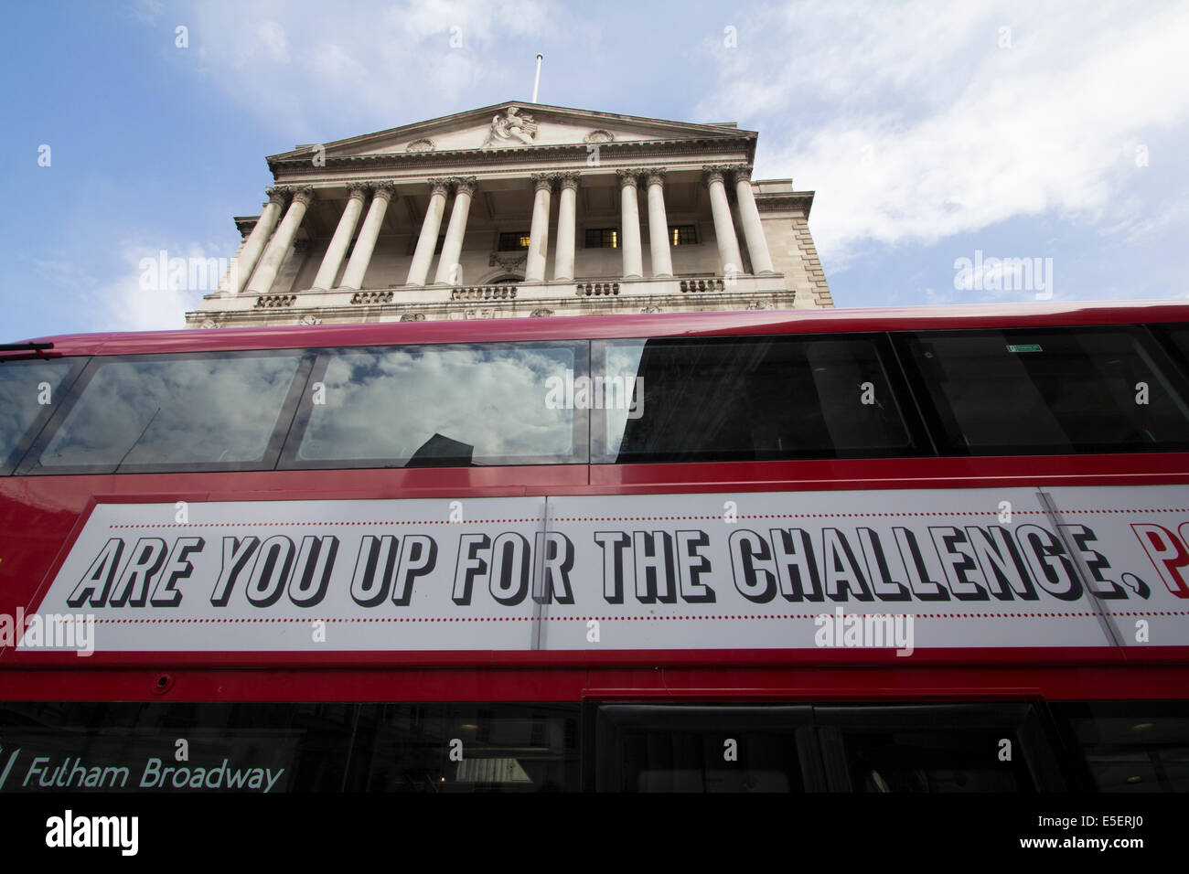 Banque d'Angleterre et du bus avec 'Êtes-vous prêt à relever le défi" annonce Banque D'Images