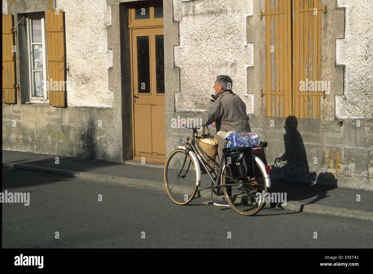 France, Bretagne, finistère, sud, cornouaille, riec sur belon, senior et son velo, centre-ville, Banque D'Images France, Bretagne, finistère, sud, cornouaille, riec sur belon, senior et son velo, centre-ville, Banque D'Images