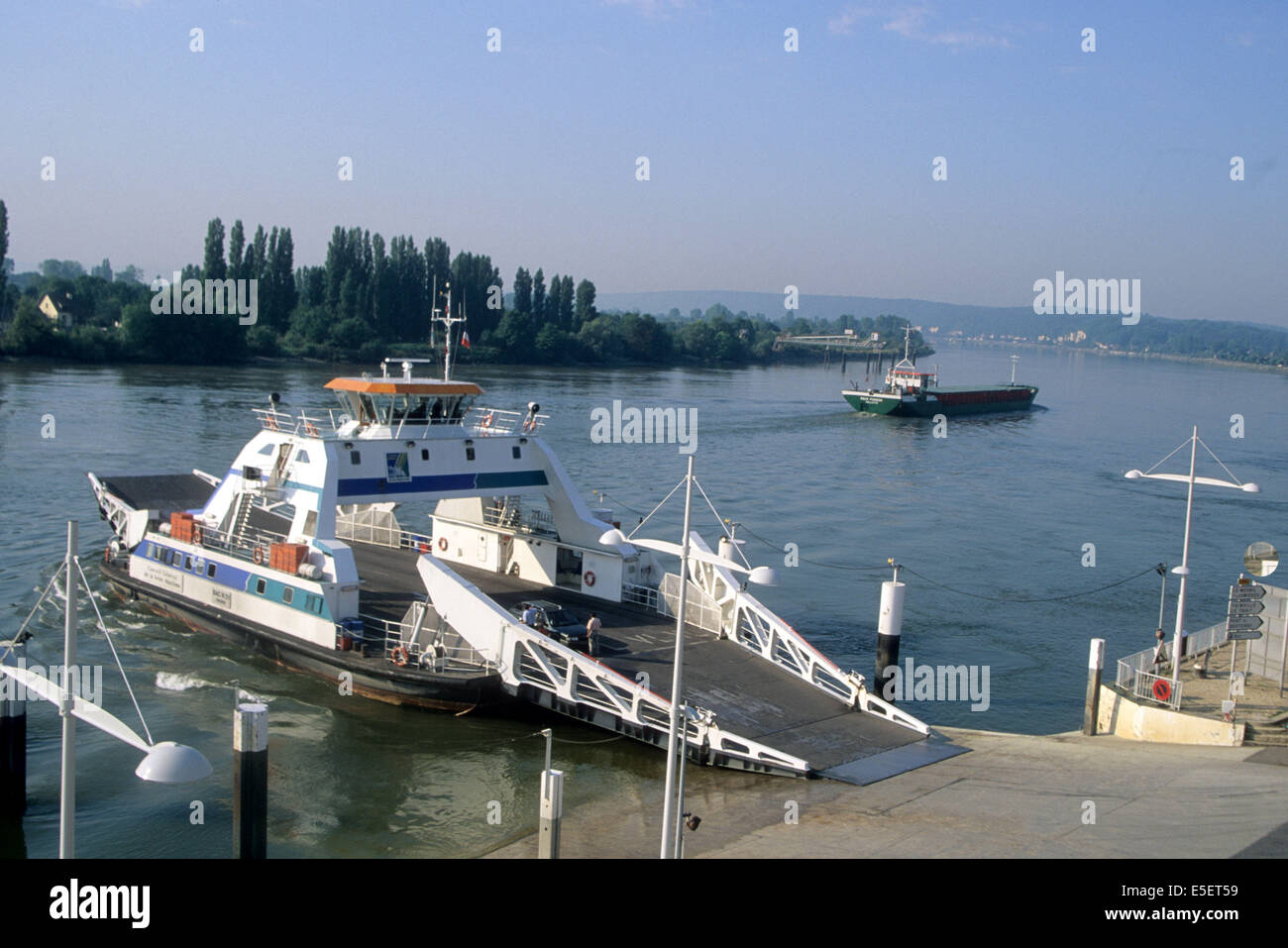 France, Haute Normandie, seine maritime, duclair, bac sur la seine, passage d'un cargo, Banque D'Images