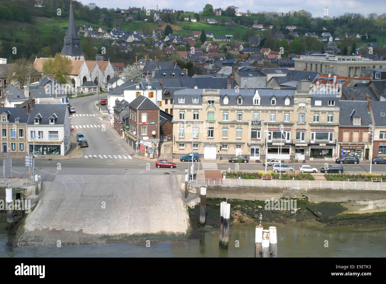France, Haute-Normandie, seine maritime, duclair, la seine, au niveau du debarcadere du bac remplace la passelle d'un cargo, centre-ville, Banque D'Images
