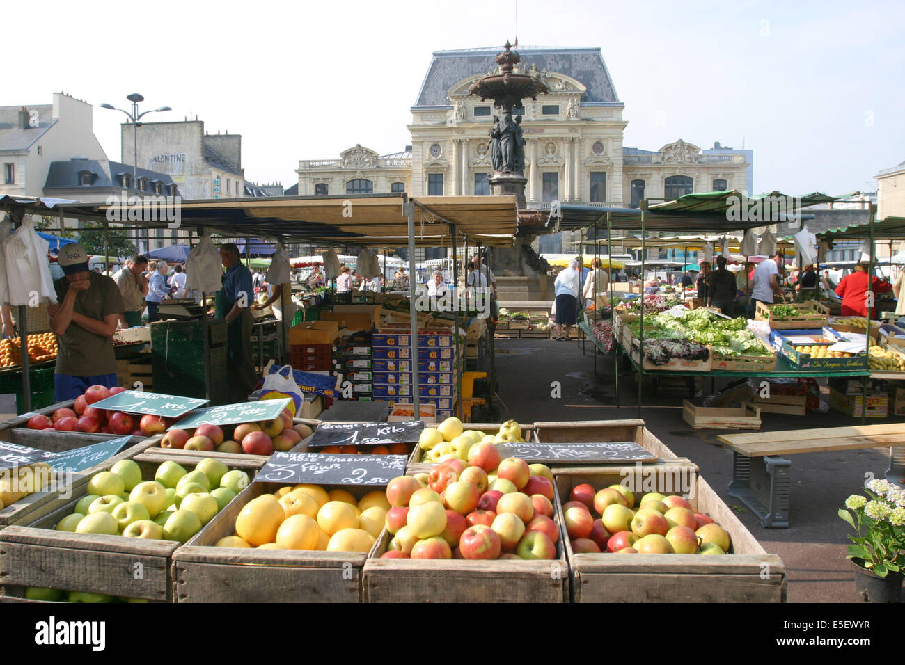 France, Basse Normandie, manche, cotentin, cherbourg, marche, fruits, palce  de la fontaine Photo Stock - Alamy