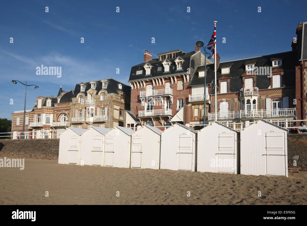 France, Basse Normandie, calvados, cote fleurie, villers-sur-mer, plage, villas belle époque, architecture balneaire, front de mer, cabines de plage, Banque D'Images