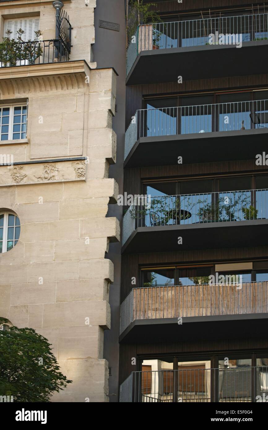 France, paris 14e arrondissement, vers le 233 boulevard raspail, immeuble haussmannien avec ses pierres d'attente et accord d'un immeuble des Annees 2000 Banque D'Images