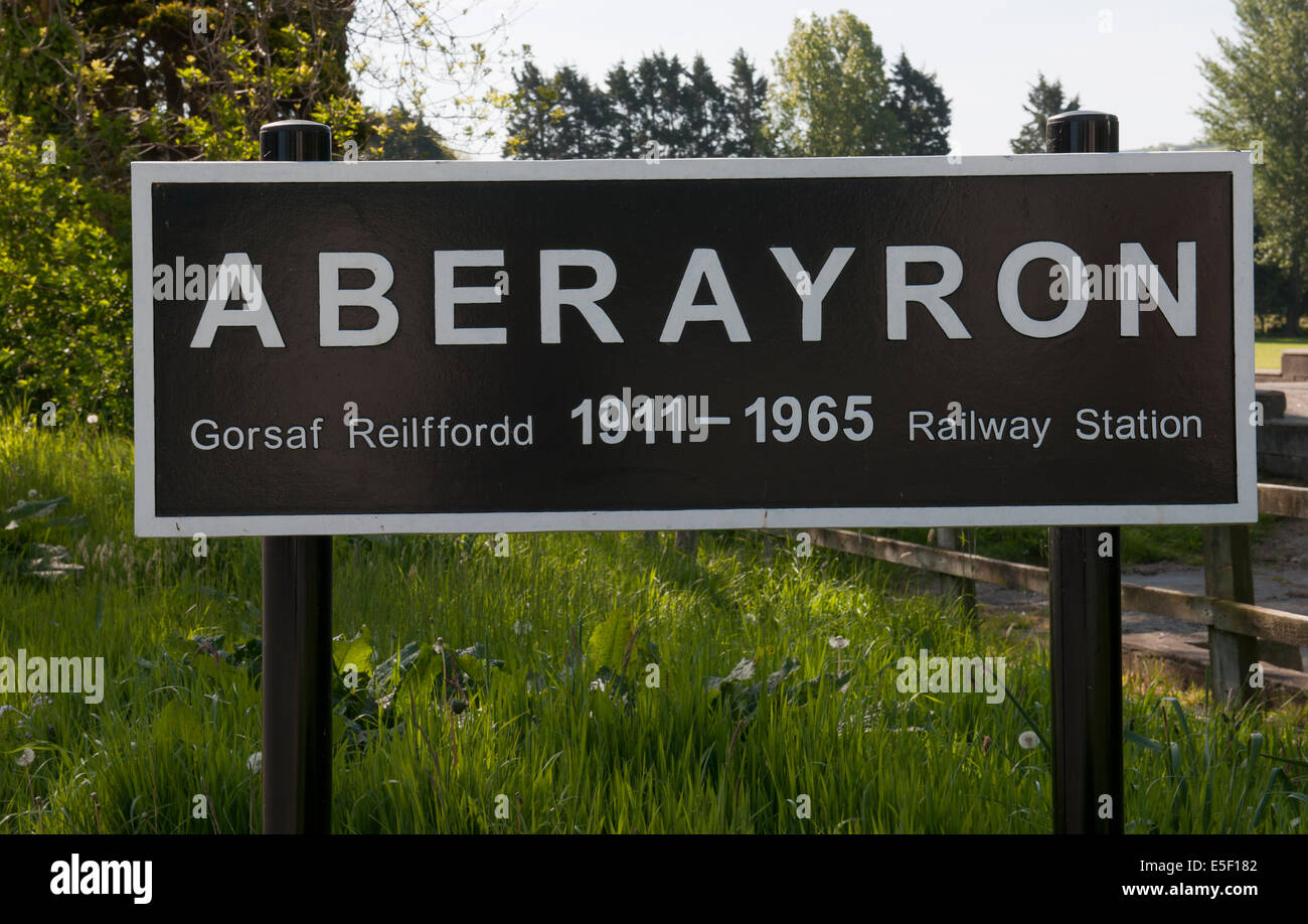 Aberaeron , la baie de Cardigan, l'ouest du pays de Galles, Pays de Galles, Royaume-Uni ; signe pour Aberayron 1911 Gare - 1965 Banque D'Images