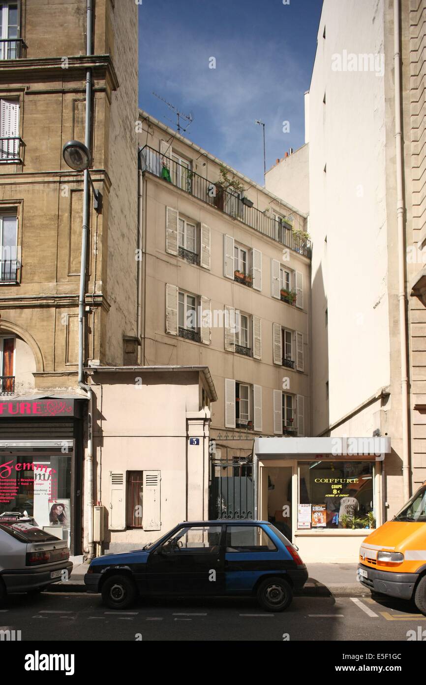 France, Ile de France, paris 17 e arrondissement, 3 rue Guy moquet, petite  boutique dans un triangle Photo Stock - Alamy