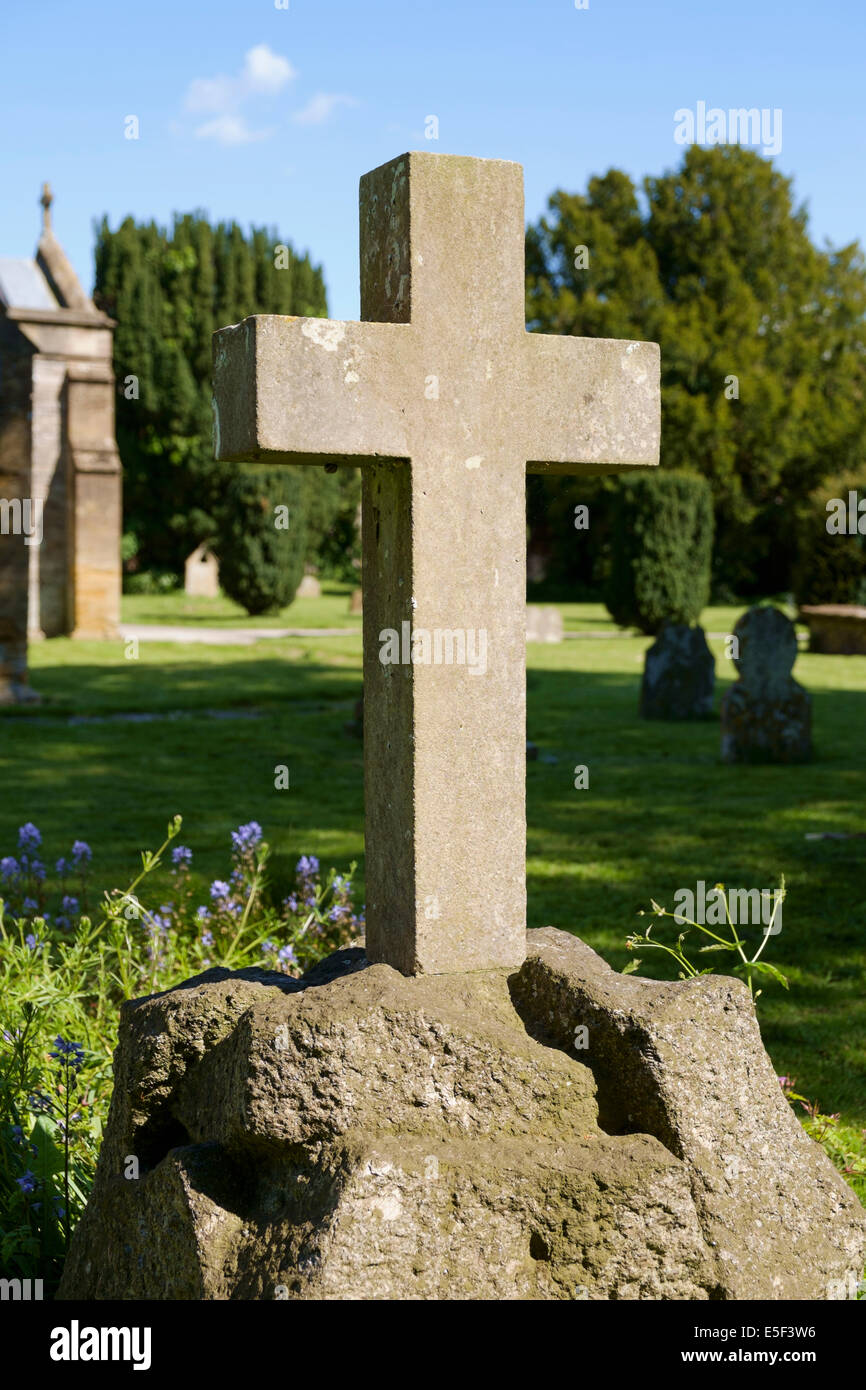 En croix cimetière sur une pierre tombale dans un cimetière de village, England, UK Banque D'Images