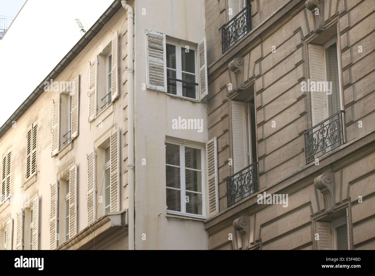 France, Ile de France, paris 7e arrondissement, 53 rue de babylone, magasin triangulaire et retour avec fenetres, Banque D'Images