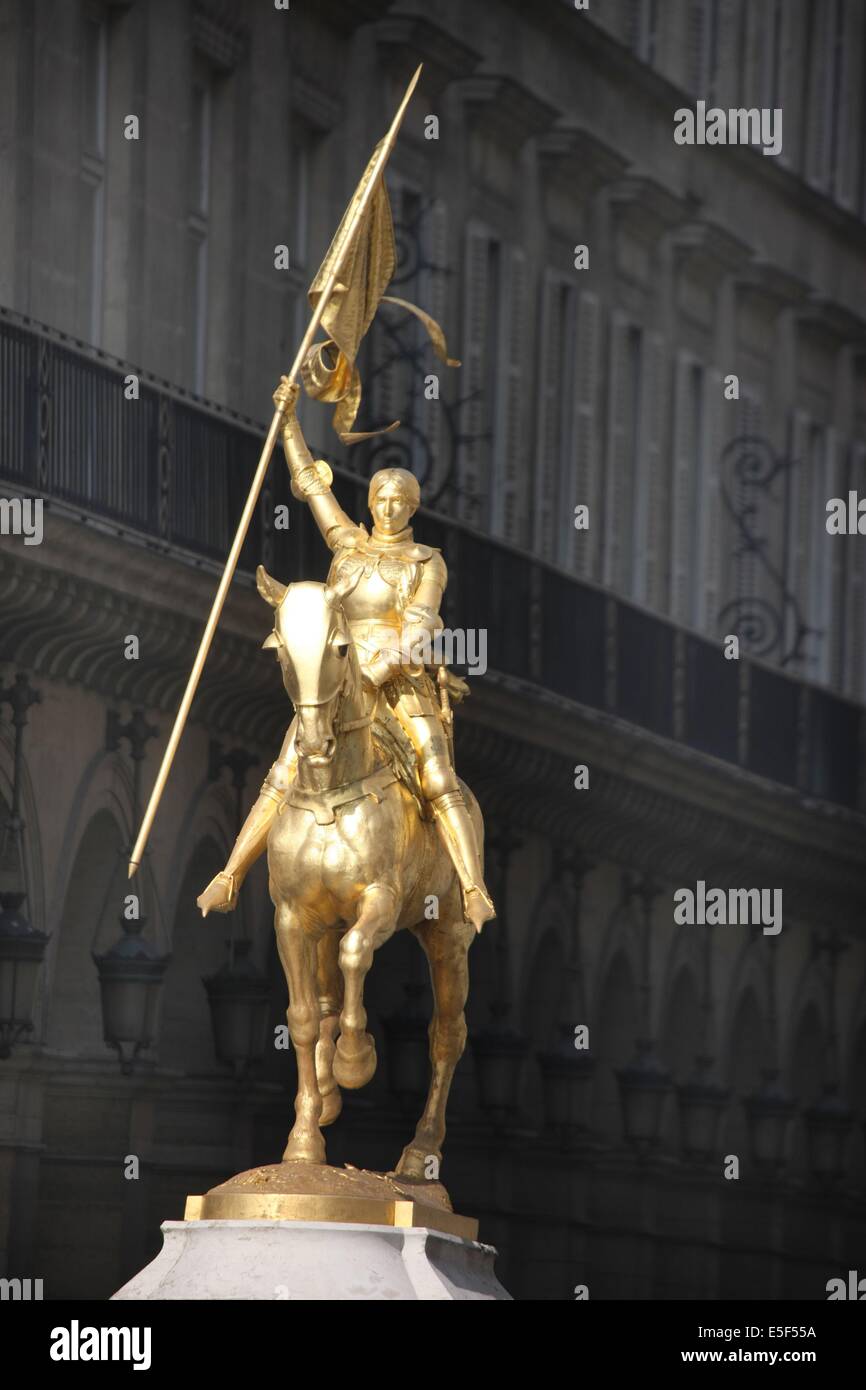 France, ile de france, paris 1 er arrondissement, place des pyramides, rue de rivoli, statue équestre de jeanne d'arc . Date : 2011-2012 Banque D'Images