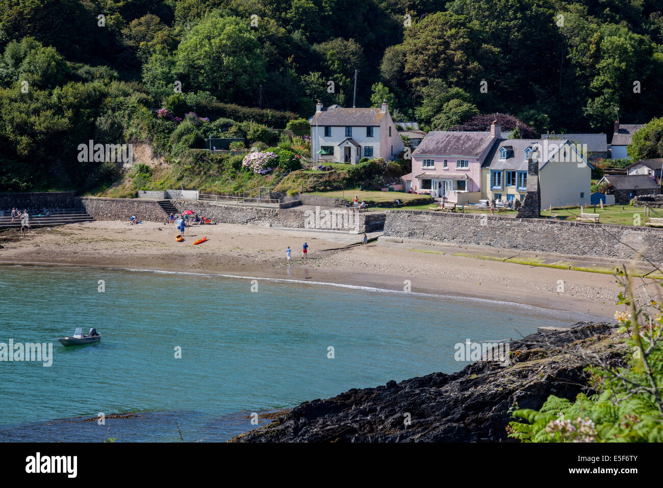 Mcg-an-Eglwys bay, près de Dina's Head vu depuis le chemin de la côte du Pembrokeshire, près de Fishguard, Pembrokeshire, Pays de Galles Banque D'Images