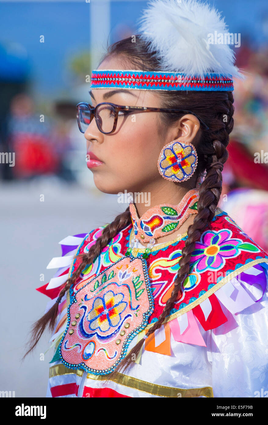 Native American Woman prend part à la 25e tribu Paiute Pow Wow annuel Banque D'Images