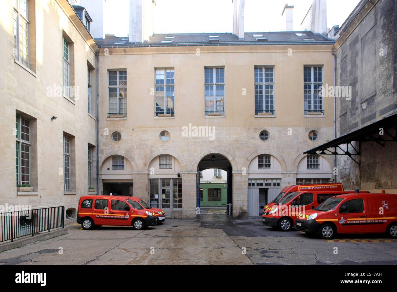 Caserne Des Pompiers De Paris Banque De Photographies Et D images Caserne Des Pompiers De Paris Banque De Photographies Et D images