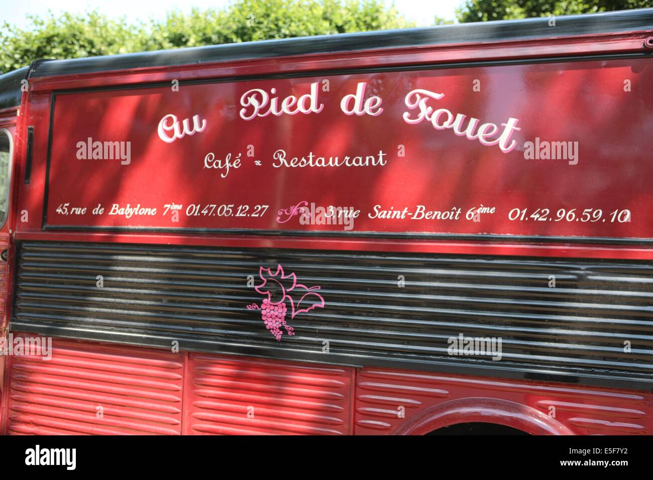 France, ile de france, paris, 7e arrondissement, 45 rue de babylone, restaurant au pied du fouet, camion public citroën gare pres des invalides. Date : 2011-2012 Banque D'Images