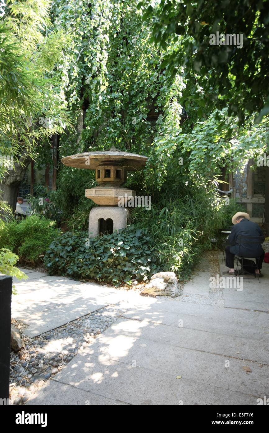 France, ile de france, paris, 7e arrondissement, rue de babylone, cinéma la pagode, inspiration asiatique, terrasse, lanterne. Date : 2011-2012 Banque D'Images