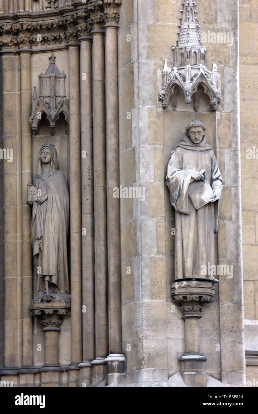 France, ile de france, paris 7e arrondissement, rue saint dominique, place samuel rousseau, basilique sainte clotilde, détail des statues entres les colonnes du portail Date : 2011-2012 Banque D'Images