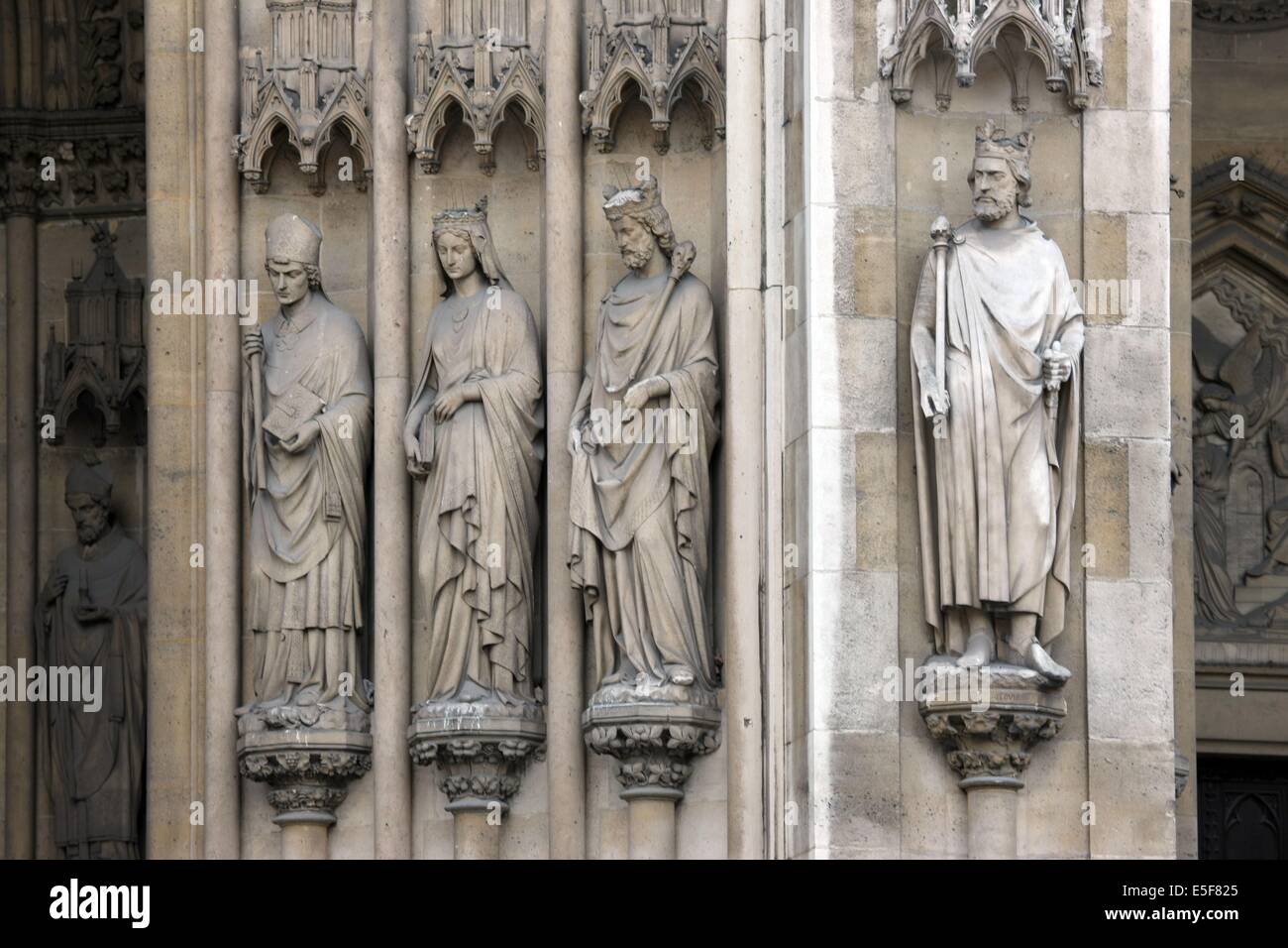 France, ile de france, paris 7e arrondissement, rue saint dominique, place samuel rousseau, basilique sainte clotilde, détail des statues entres les colonnes du portail Date : 2011-2012 Banque D'Images