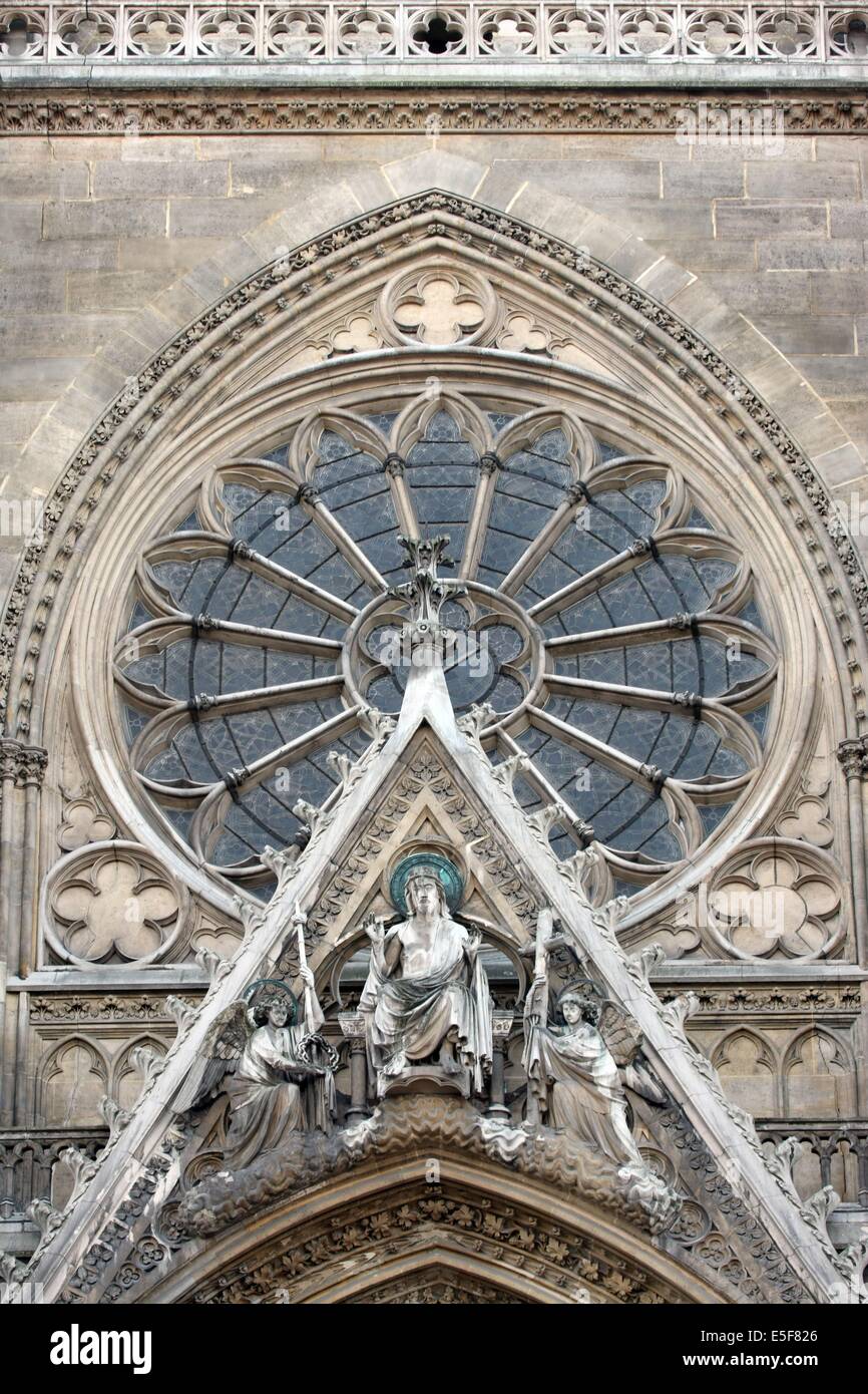 France, ile de france, paris 7e arrondissement,rue saint dominique, place samuel rousseau, basilique sainte clotilde, piracle, façade détail, rose Date : 2011-2012 Banque D'Images