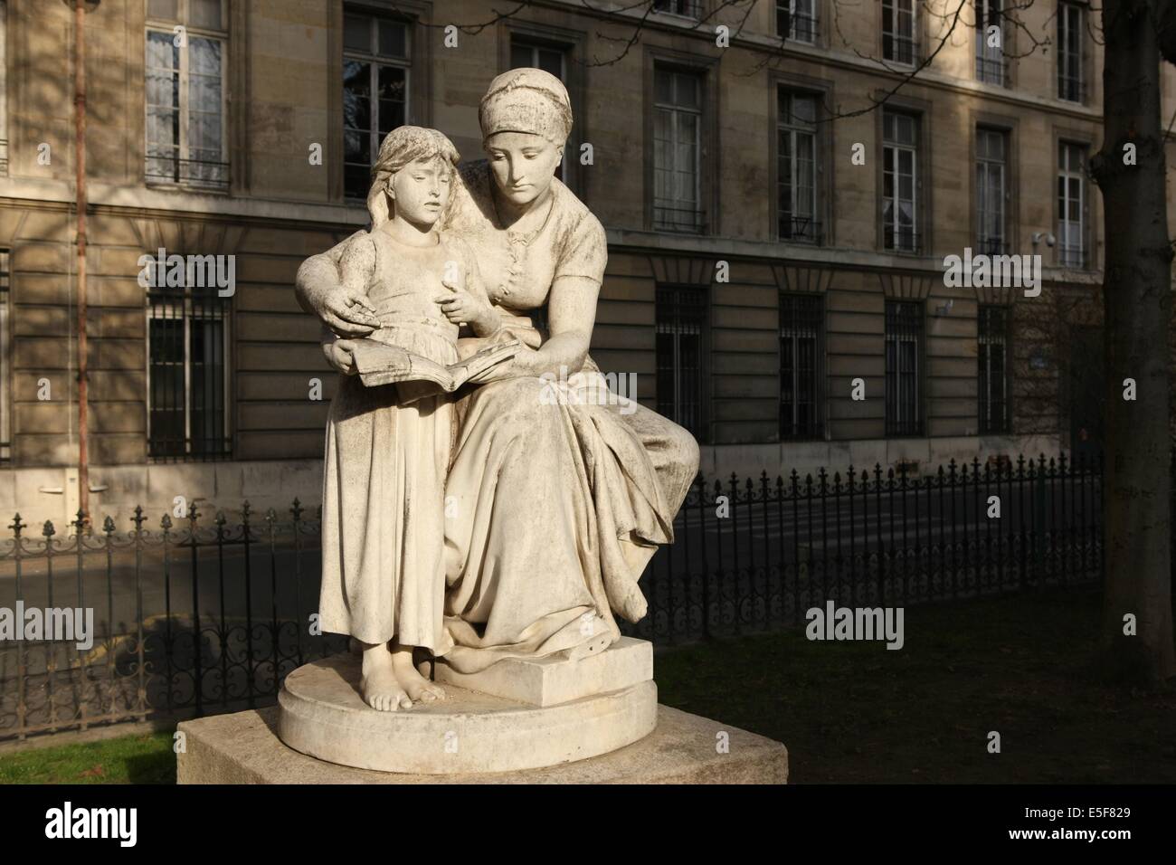 France, ile de france, paris 7e arrondissement, rue saint dominique, place samuel rousseau face à la basilique sainte clotilde, l'éducation maternelle oeuvre du sculpteur eugene delaplanche Date : 2011-2012 Banque D'Images