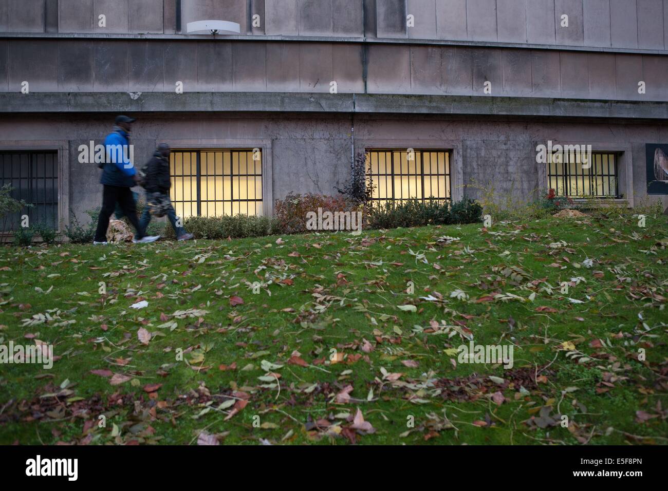 France, région Ile de france, paris 16e arrondissement de Paris, Palais de Chaillot, cité de l'architecture et du patrimoine, l'avenue du Président Wilson, vendeurs a la sauvette se rendant au Trocadero, nuit Banque D'Images