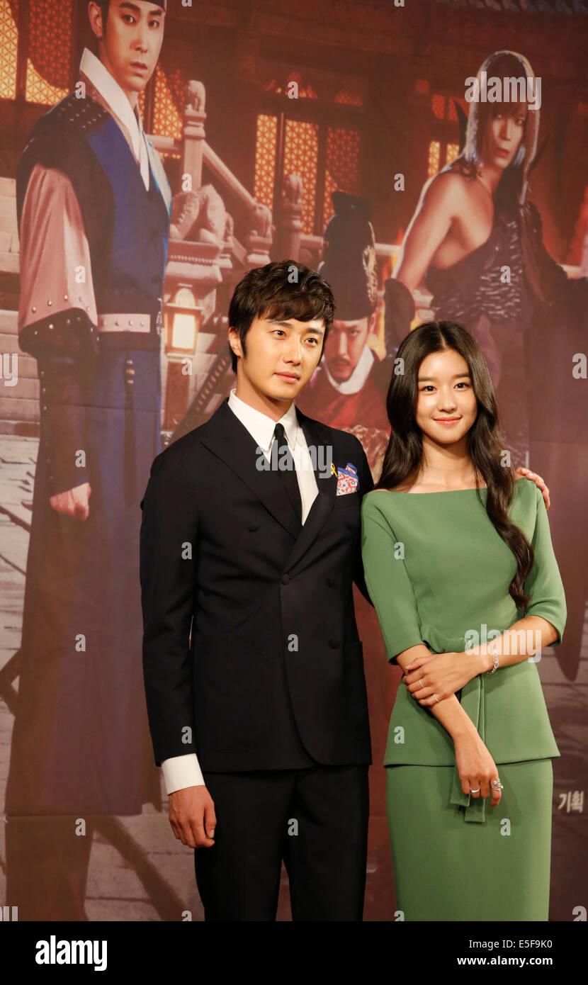 Yea-Ji Il-Woo Jung et Seo, 29 juil., 2014 : acteur sud-coréen Jung Il-woo (L) et l'actrice Seo Oui-ji posent au cours d'une présentation de leur nouvelle dramatique "le veilleur de nuit's Journal" à Séoul, Corée du Sud. © Lee Jae-Won/AFLO/Alamy Live News Banque D'Images