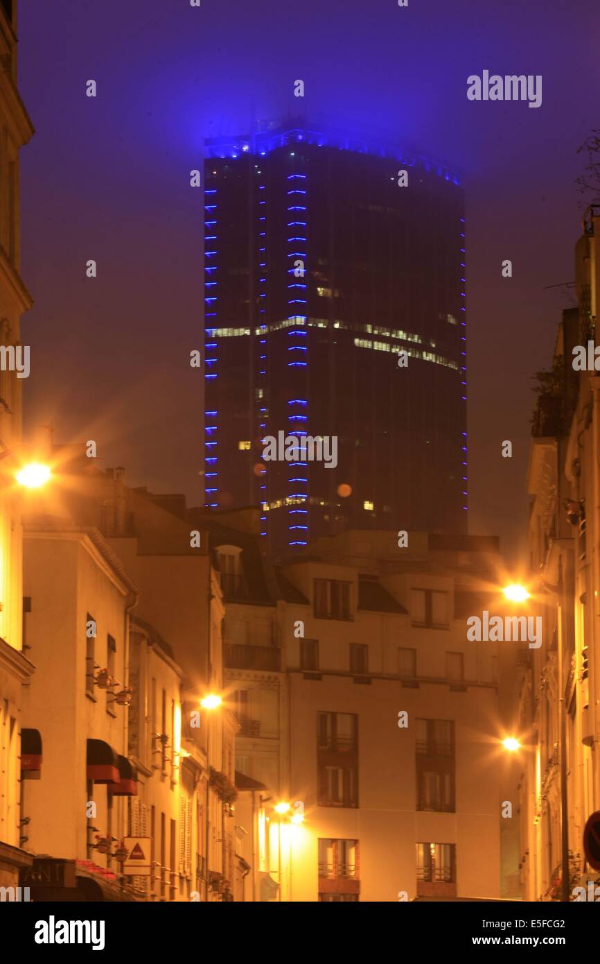 France, région ile de france, Paris 14e arrondissement, tour montparnasse eclairee, matin, rue edouard jacques, maisons, façades, nue, eclairage, Date : 2011-2012 Banque D'Images