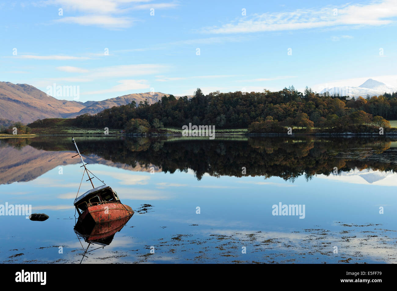 La moitié submergé bateau de pêche et de réflexions sur le Loch Etive hiver, Argyll and Bute, Ecosse Banque D'Images