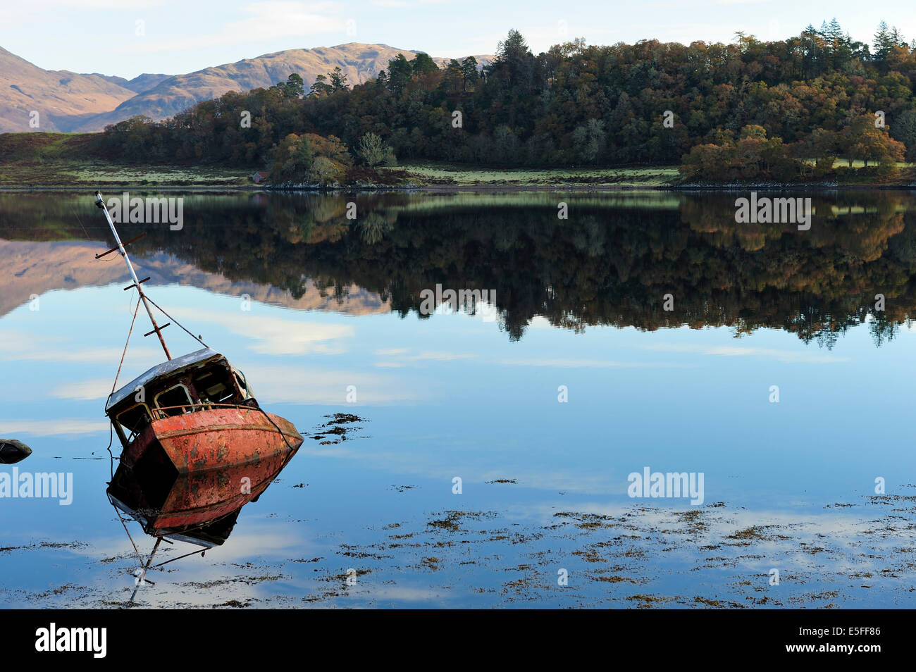 La moitié submergé bateau de pêche et de réflexions sur le Loch Etive hiver, Argyll and Bute, Ecosse Banque D'Images