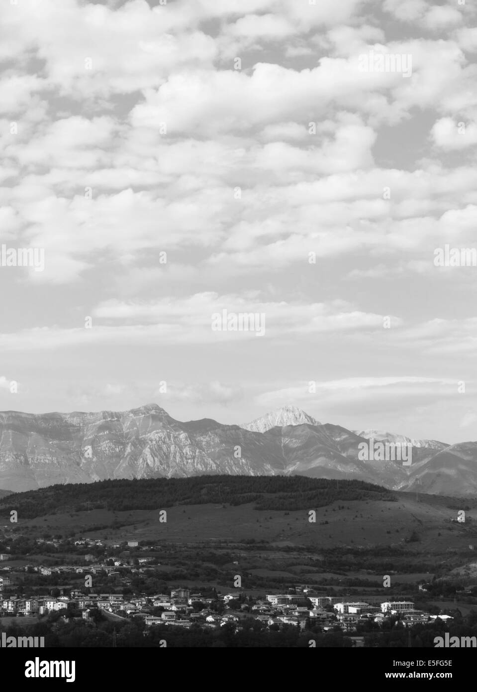 Paysage de montagne italien, ancien village et ciel nuageux Banque D'Images