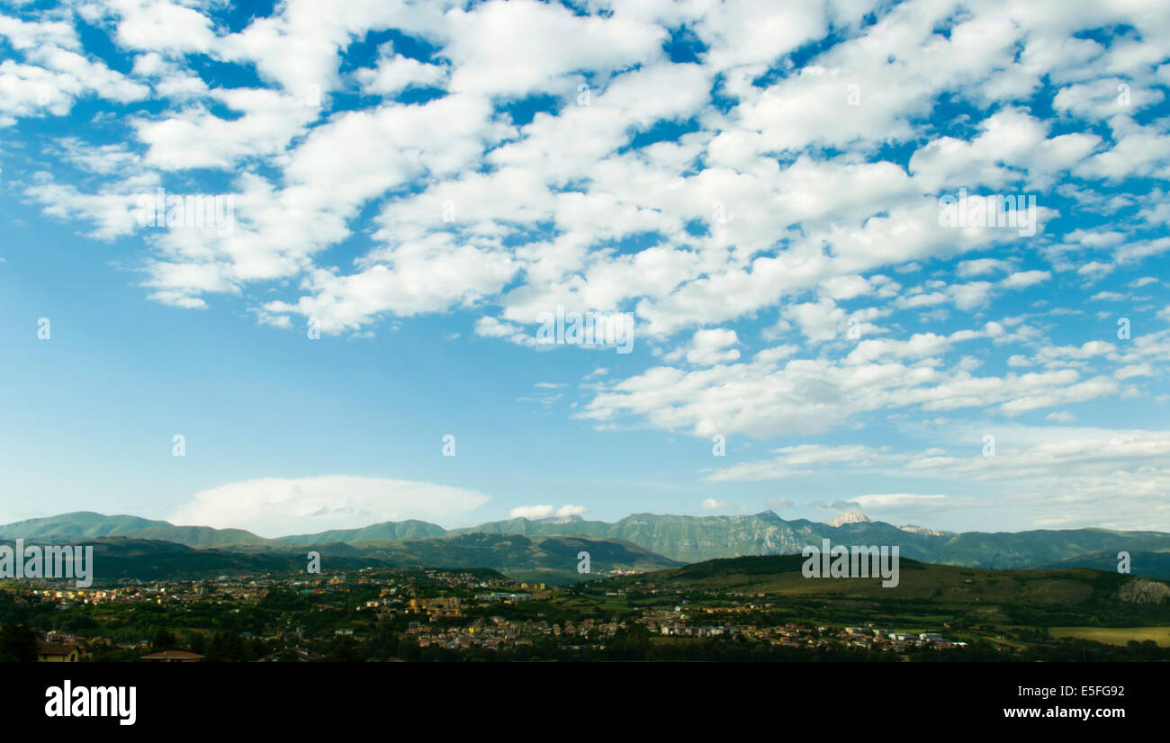 Magnifique paysage de montagne, de la ville et ciel nuageux Banque D'Images