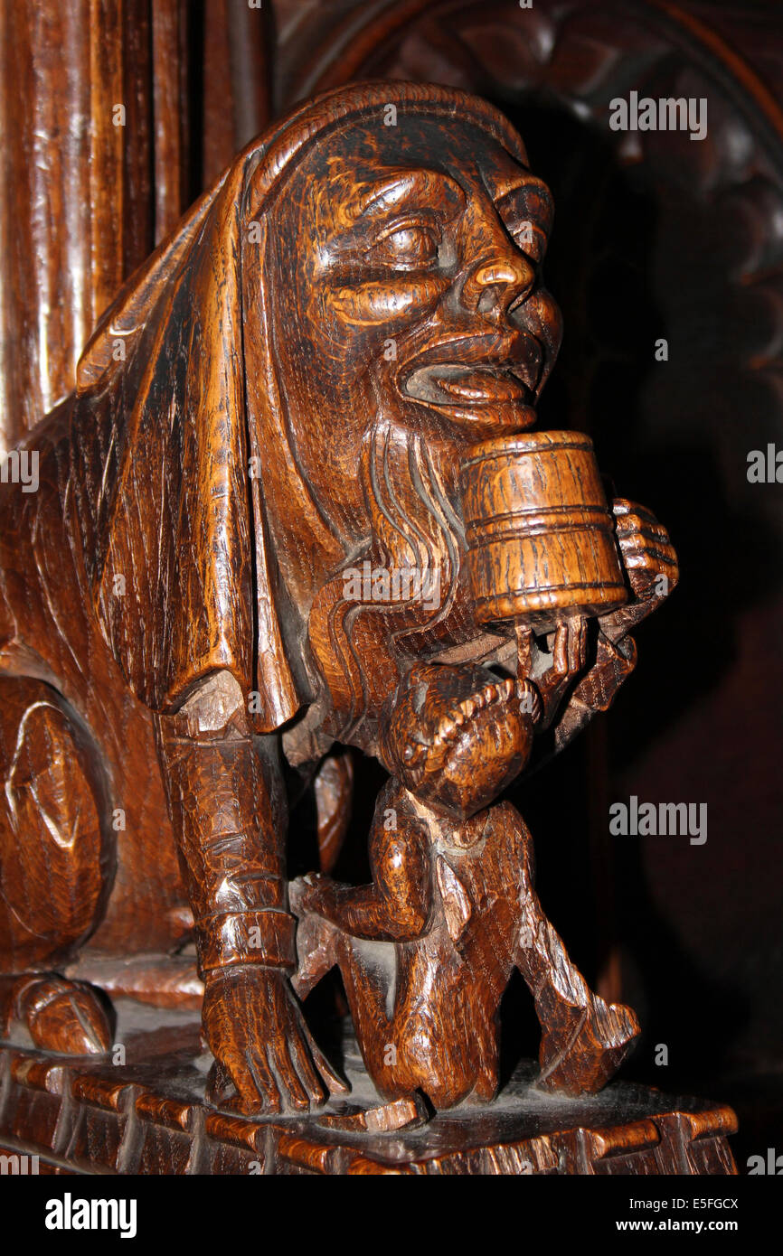La sculpture médiévale dans la cathédrale de Chester d'un mi-homme mi-chien de boire une chope de caractère Ale Banque D'Images