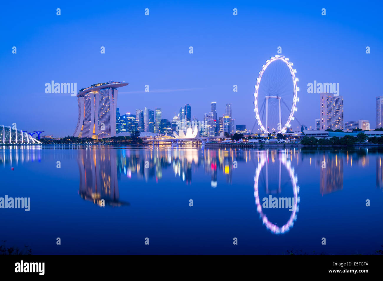 Singapour la nuit, vue du jardin par la baie. Banque D'Images