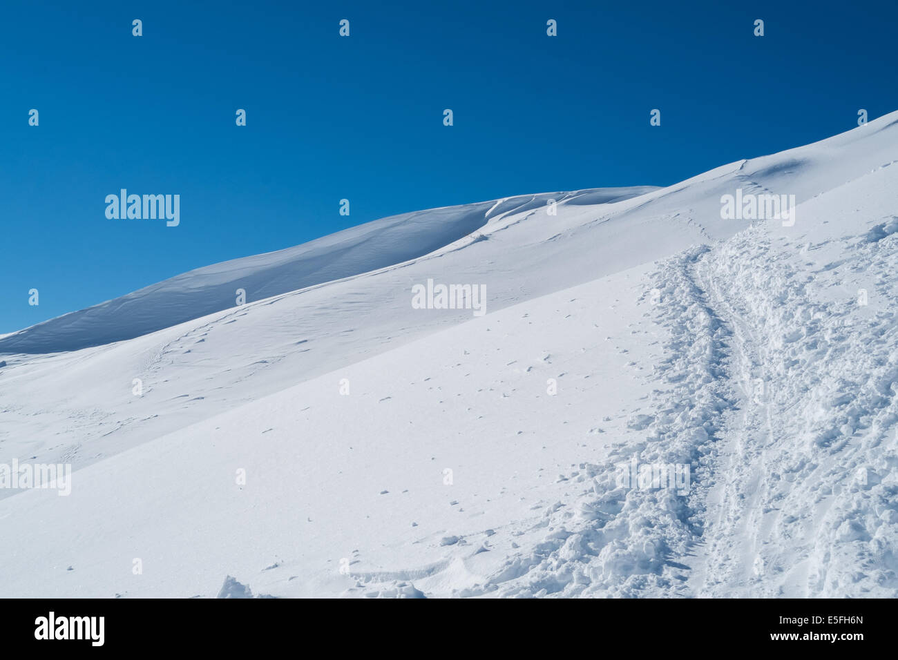 Les montagnes avec de la neige dans les montagnes des Alpes, Schilpario, Italie Banque D'Images