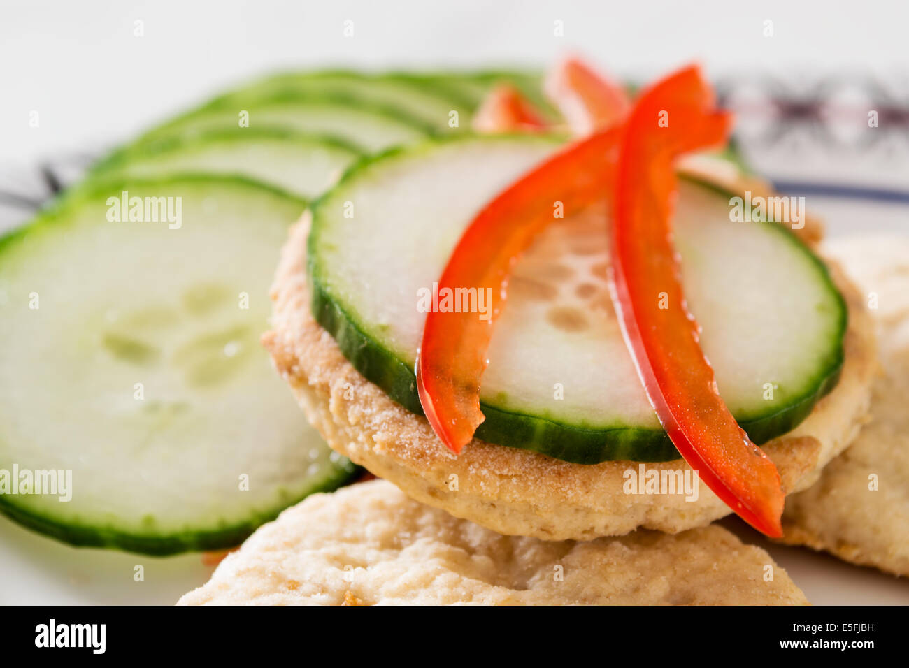 Cracker vegan avec le concombre et le paprika dans une assiette. Banque D'Images
