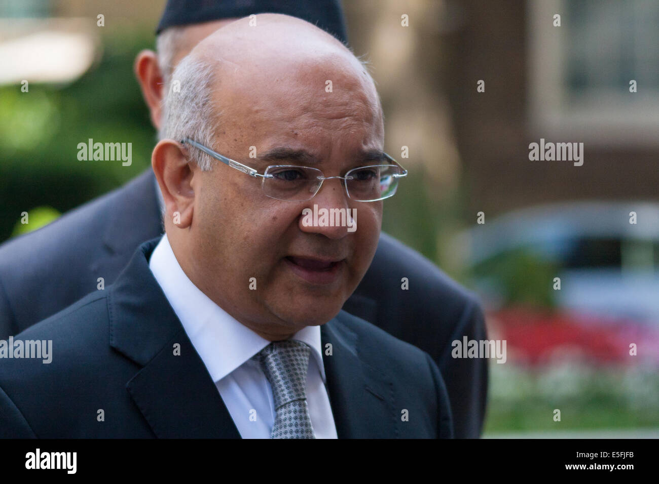 Londres, Royaume-Uni. 30 juillet, 2014. . Des représentants de la Fédération d'organisations musulmanes de Leicestershire accompagné par Keith Vaz MP, Leicester est, fournir un "Drapeau de la paix palestinien' signé par centaines, appelant le Premier ministre pour aider à favoriser un cessez-le-feu immédiat dans le conflit israélo-palestinien. Crédit : Paul Davey/Alamy Live News Banque D'Images