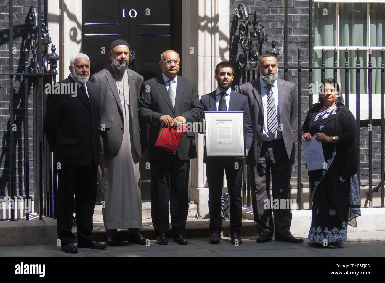 Londres, Royaume-Uni. 30 juillet, 2014. . Des représentants de la Fédération d'organisations musulmanes de Leicestershire accompagné par Keith Vaz MP, Leicester est, fournir un "Drapeau de la paix palestinien' signé par centaines, appelant le Premier ministre pour aider à favoriser un cessez-le-feu immédiat dans le conflit israélo-palestinien. Crédit : Paul Davey/Alamy Live News Banque D'Images