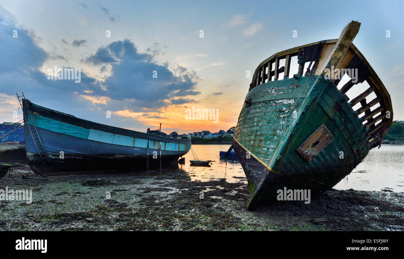 Vieux bateaux de pêche en bois sur la rive Banque D'Images