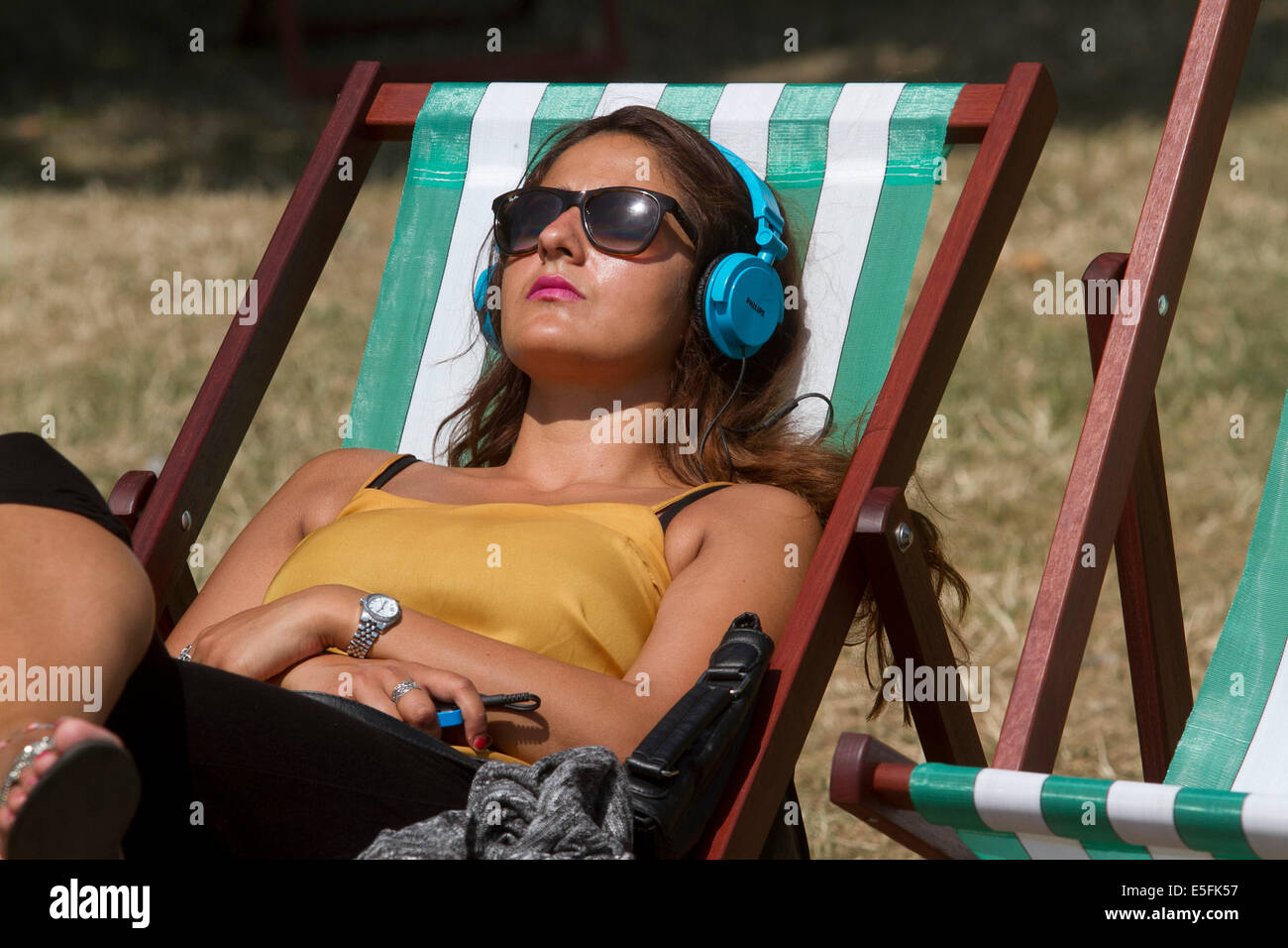 London UK. 30 juillet 2014. Les Londoniens de soleil dans Green Park à la hausse des températures à Londres qui connaît une période de temps chaud Crédit : amer ghazzal/Alamy Live News Banque D'Images