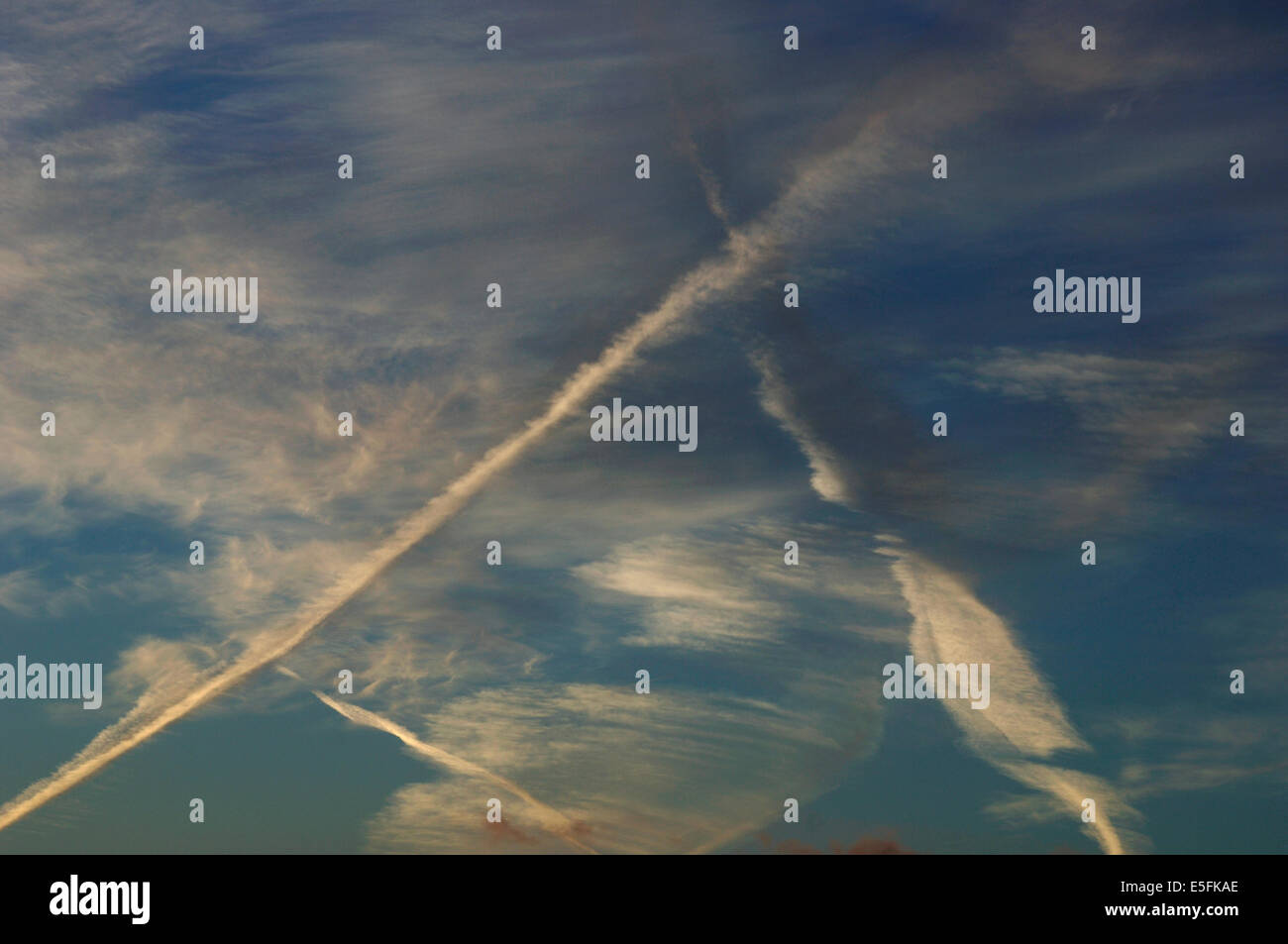 Ciel, nuages et traînées de vapeur. Banque D'Images
