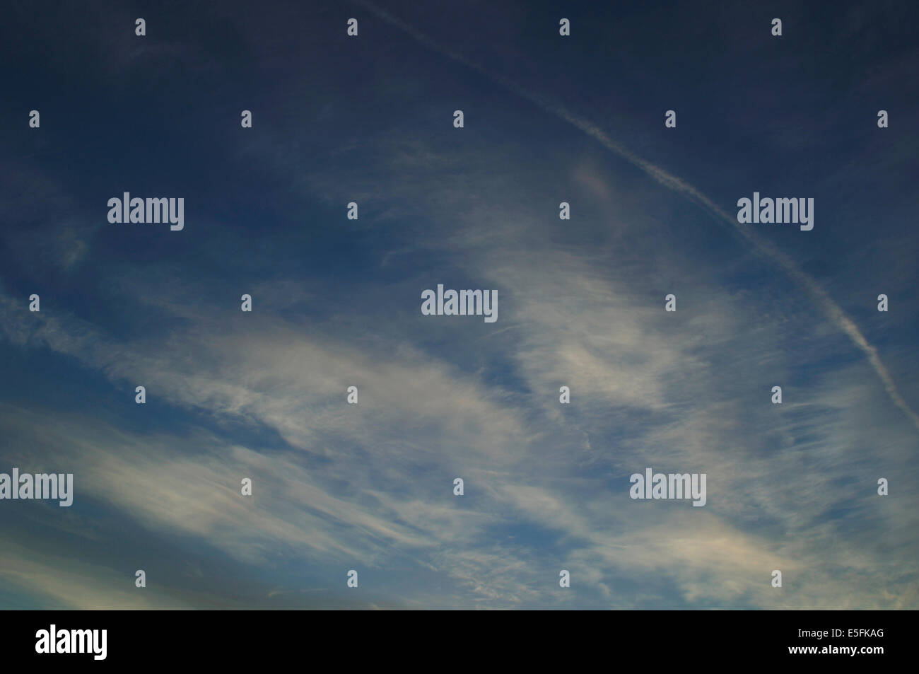Ciel, nuages et traînées de vapeur. Banque D'Images