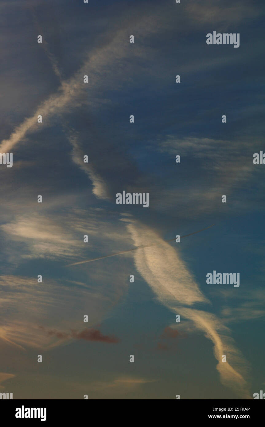 Ciel, nuages et traînées de vapeur. Banque D'Images