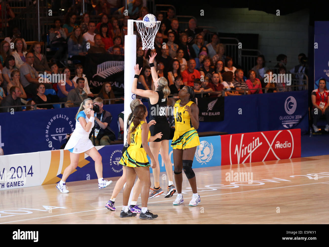 SECC, Glasgow, Écosse, Royaume-Uni, mercredi, 30 juillet 2014. Jhaniele Reid, GS jamaïcain, tire pour but dans le groupe A préliminaire Netball match contre la Nouvelle-Zélande aux Jeux du Commonwealth de 2014 à Glasgow Banque D'Images