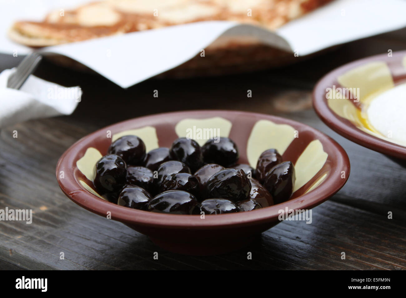 Petit-déjeuner libanais, olives noires Banque D'Images