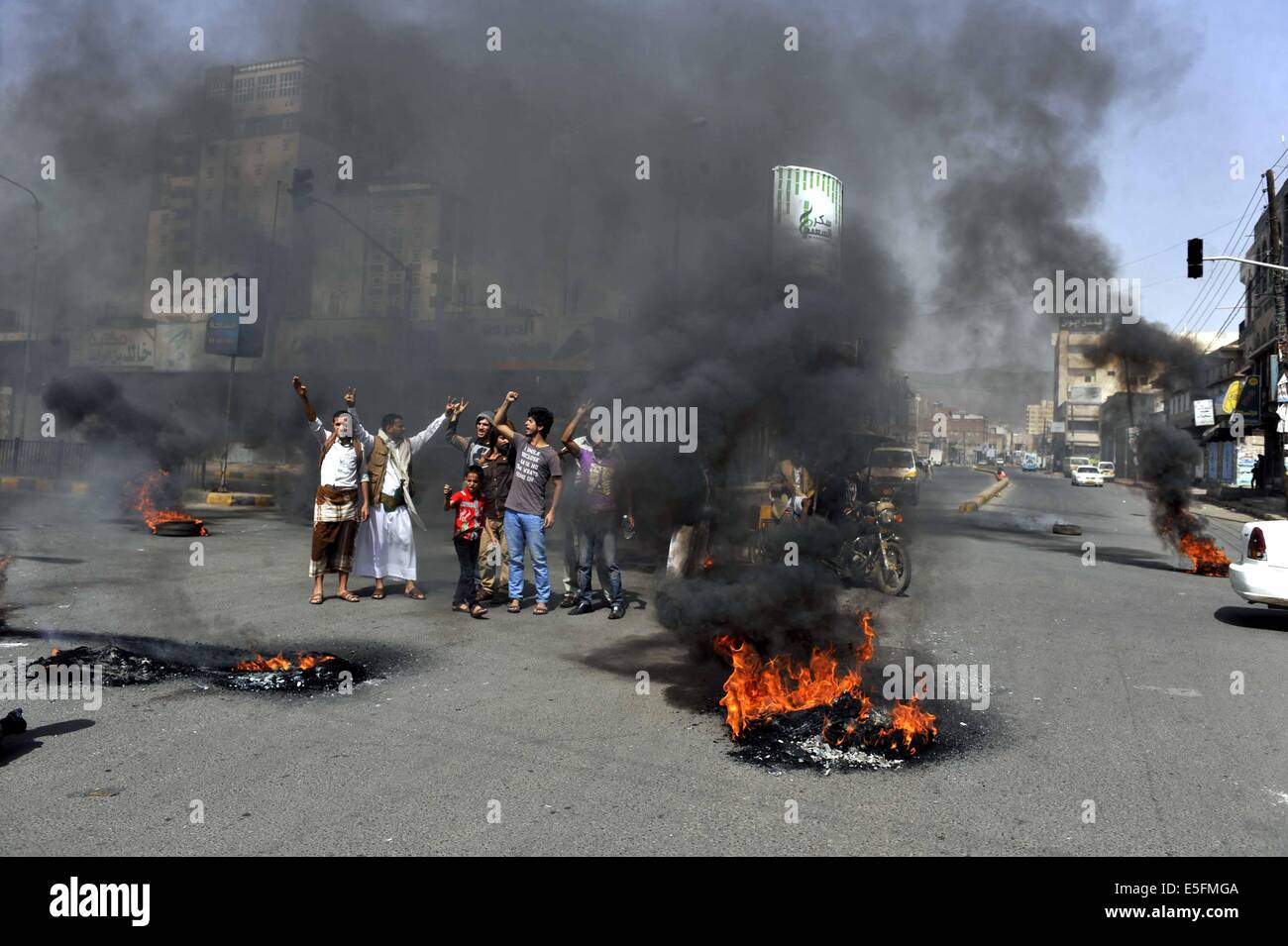 Sanaa, Yémen. 30 juillet, 2014. Les yéménites brûlent des pneus pour protester contre la décision du gouvernement d'augmenter considérablement le prix du carburant à Sanaa, Yémen, le 30 juillet 2014. Le gouvernement yéménite a augmenté le prix de l'essence à partir de 125 rials yéménites (0,58 dollar américain) à 200 rials par litre et de disel 100 rials à 195 rials le mercredi, ce qui a suscité des protestations de masse dans la capitale Sanaa. Des manifestants en colère ont brûlé des pneus et coupé de nombreuses routes dans la région de Sanaa. Le gouvernement a déployé plus de soldats pour maintenir la sécurité dans la capitale. Credit : Mohammed Mohammed/Xinhua/Alamy Live News Banque D'Images